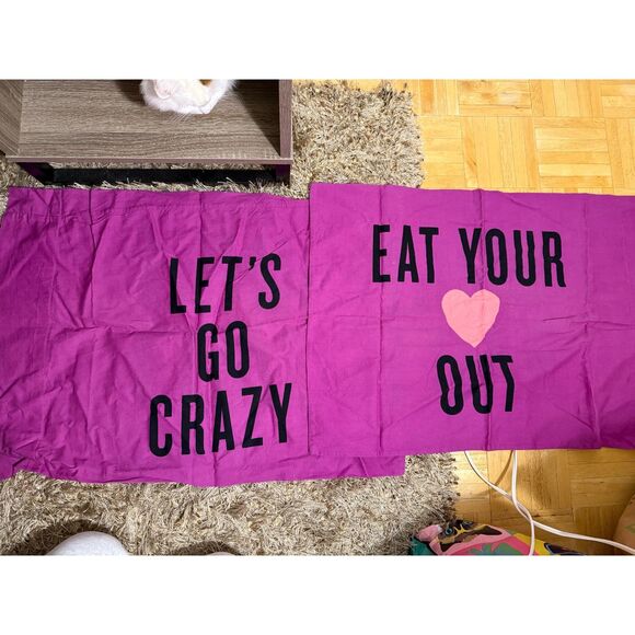 PINK Victoria's Secret Set of 2 Pillowcases Pillow Covers - Picture 1 of 4